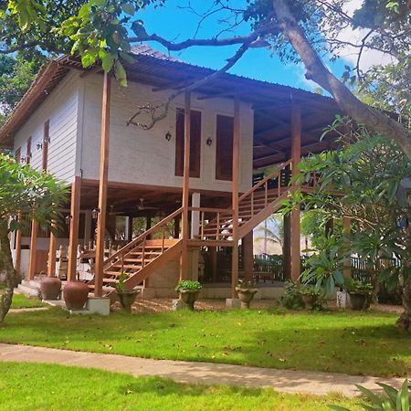 Pasir Putih Resort & Resto Maluk Экстерьер фото