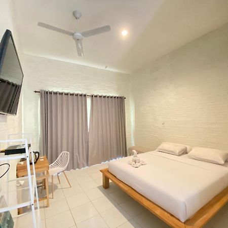 Pasir Putih Resort & Resto Maluk Экстерьер фото