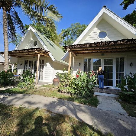 Pasir Putih Resort & Resto Maluk Экстерьер фото