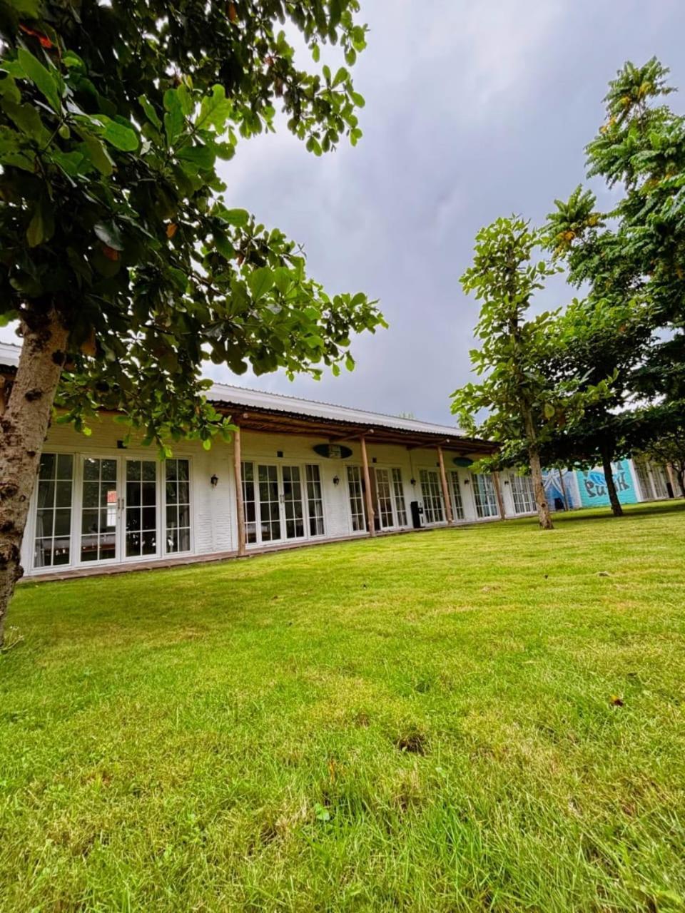 Pasir Putih Resort & Resto Maluk Экстерьер фото